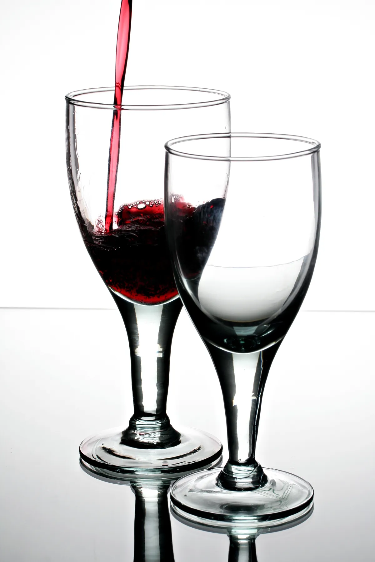 Sirviendo una copa de vino