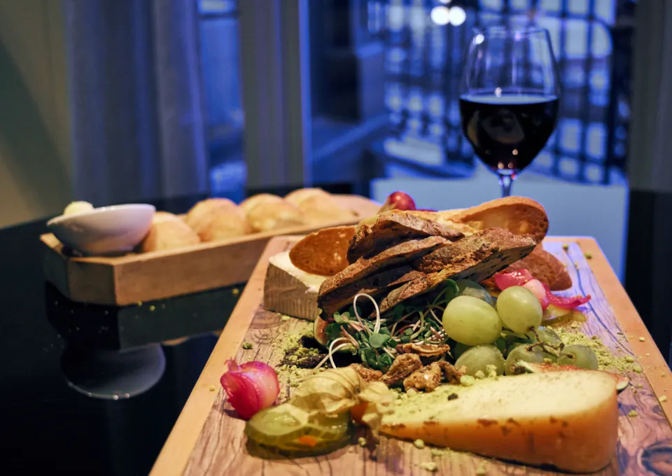 Tabla de quesos y copa de vino para maridar