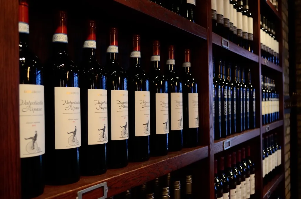 Botellas de vino en las estanterías de una bodega
